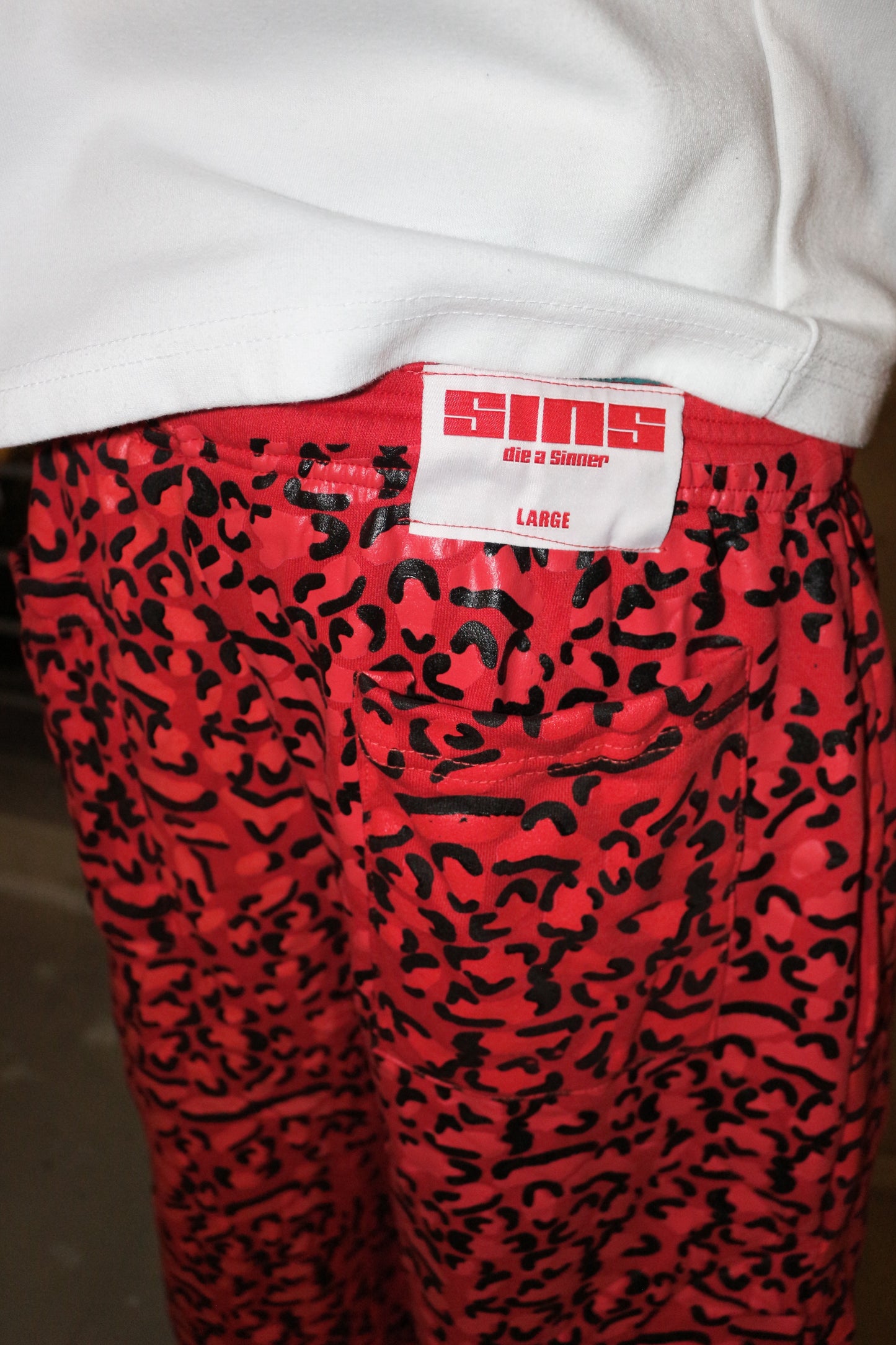 RED LEOPARD SWEATSHORTS